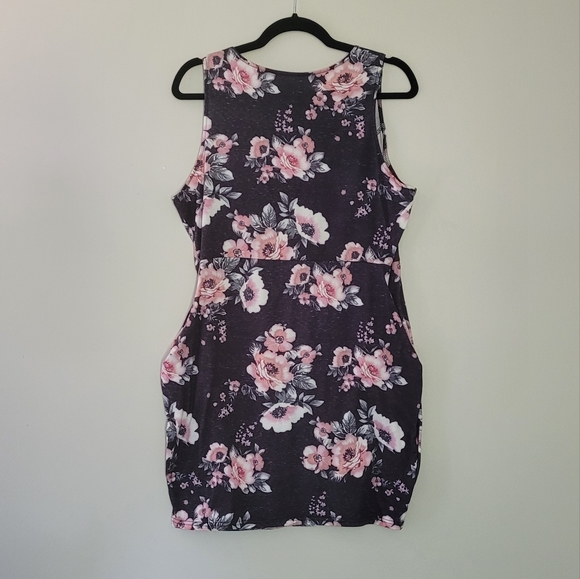 Floral dress with pockets - Picture 2 of 3